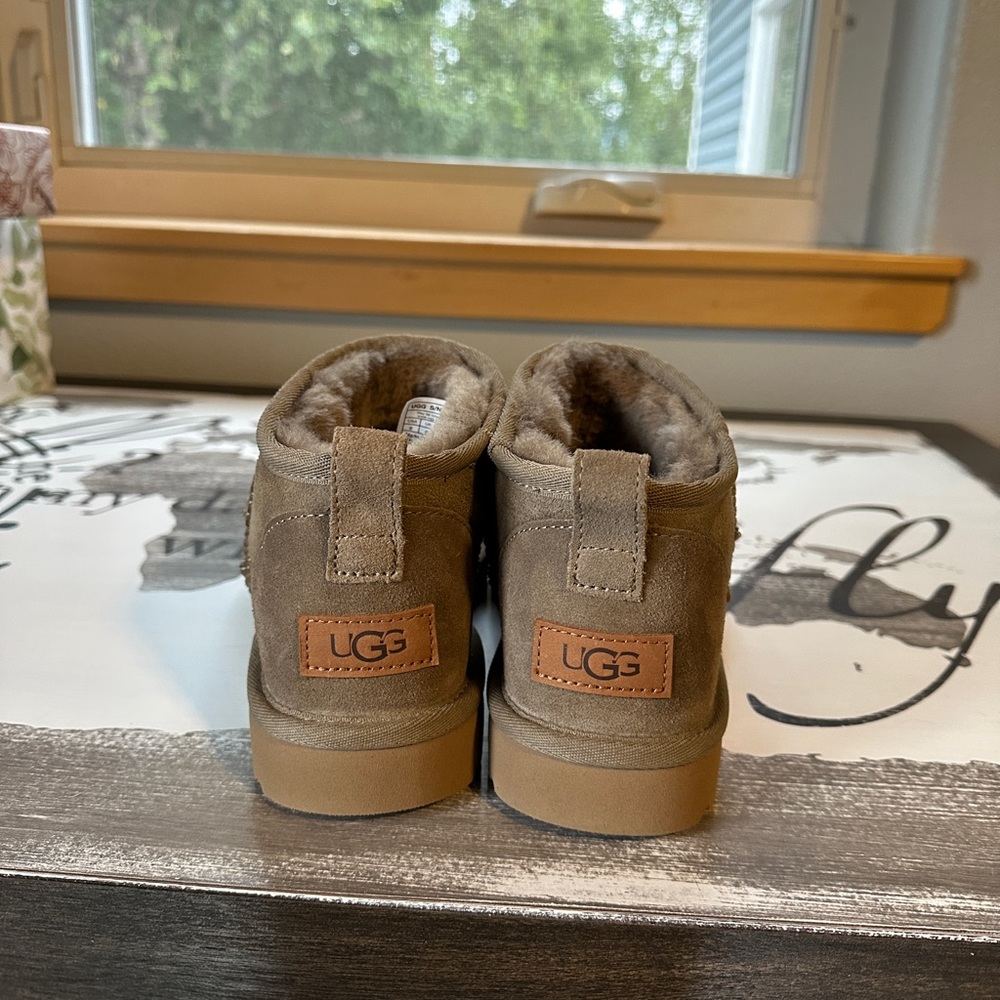 UGG classic ultra minis in ANTELOPE size 8 (never worn!)